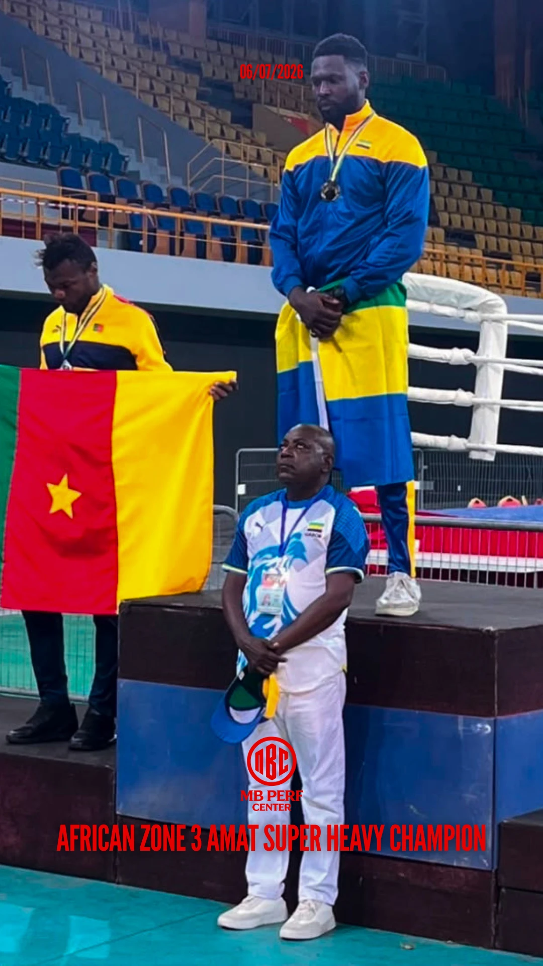 Samuel Nembot sur le podium avec sa médaille de champion d’Afrique Zone 3 amateur